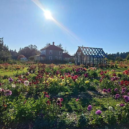 Woodside Farm Country Inn Sooke Esterno foto
